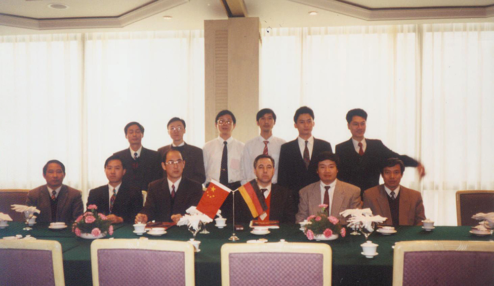 1993年12月，公司代理海螺水泥廠進口項目簽約儀式現場