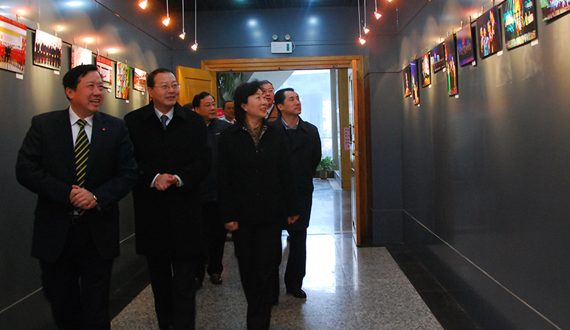 2011年2月，安徽省副省長花建慧（前排右一）蒞臨我司視察指導